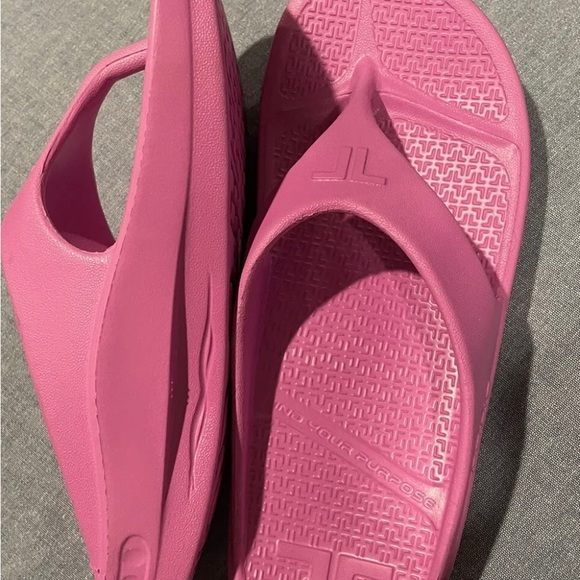 Telic Energy flip flops, size Medium, Forbidden Fuchsia color - Picture 6 of 6